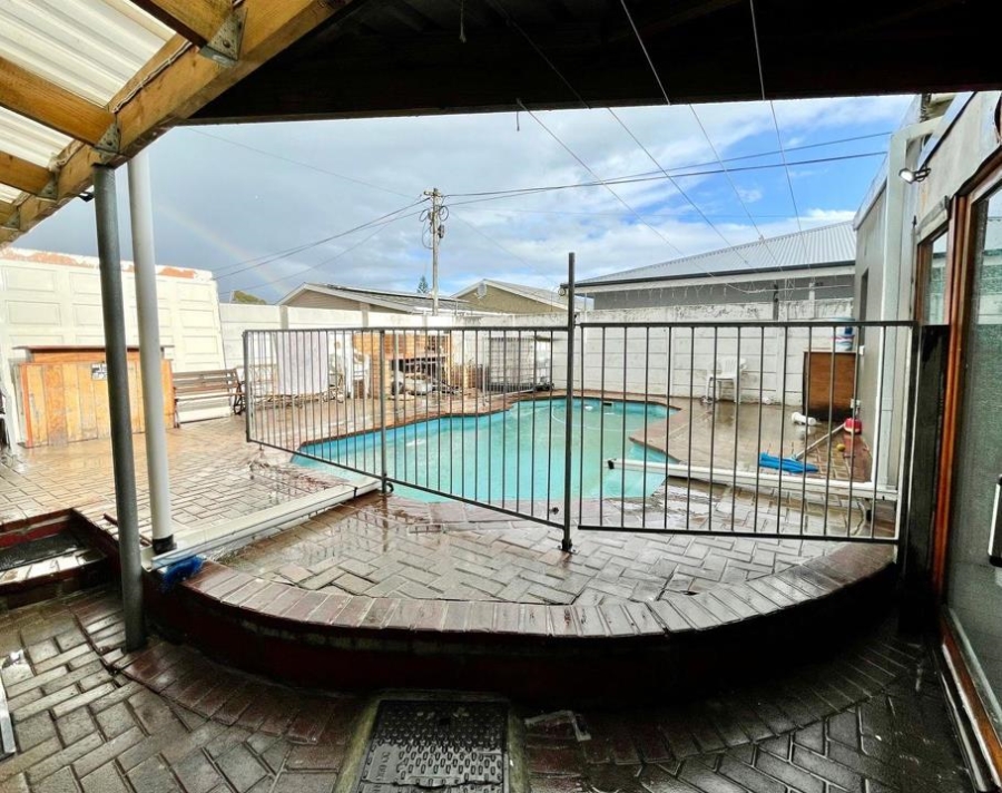 5 Bedroom Property for Sale in Grassy Park Western Cape